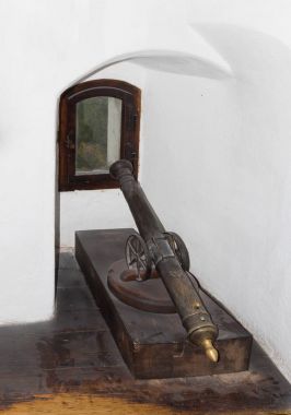 Küçük silah Bran Şatosu penceresinde tarafından bir niş içinde duruyor. Kepek şehir Romanya
