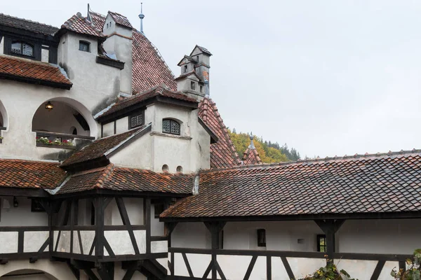 Fragment van Bran Castle - dramatische, 14e-eeuwse kasteel, voormalige residentie & vermeende legende van graaf Dracula inspiratie in zemelen stad in Roemenië — Stockfoto