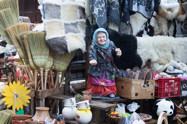 Um mercado de lembranças à beira da estrada localizado não muito longe da cidade de Brasov, na Roménia . — Fotografia de Stock