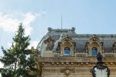 Romanya'da Bükreş şehir Iancu de Hunedoara Caddesi üzerinde eski bir binanın dekore edilmiş bir cephe parçası