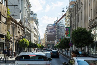 Modern ve eski binalar Bükreş Calea Victoriei sokakta 