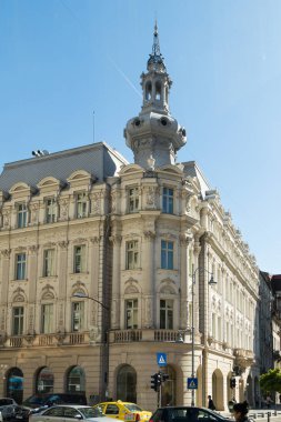 Romanya'da Bükreş şehir Calea Victoriei Caddesi üzerinde eski bir binanın dekore edilmiş bir cephe parçası