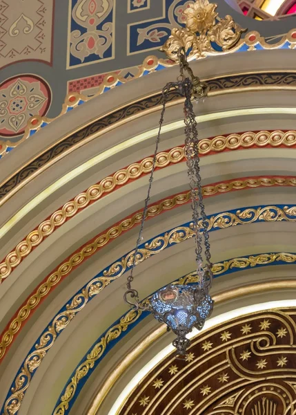 Lámpara decorativa colgada en la sinagoga Coral en la ciudad de Bucarest en Rumania — Foto de Stock