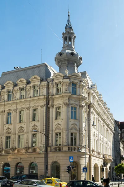 Romanya'da Bükreş şehir Calea Victoriei Caddesi üzerinde eski bir binanın dekore edilmiş bir cephe parçası