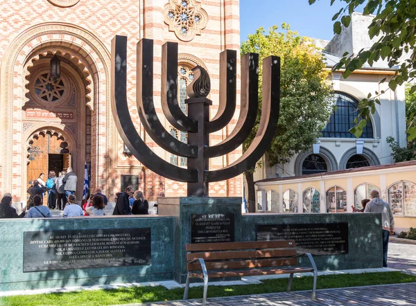 Mercan Romanya'da Bükreş şehirde sinagog girişinde Menorah ayakta