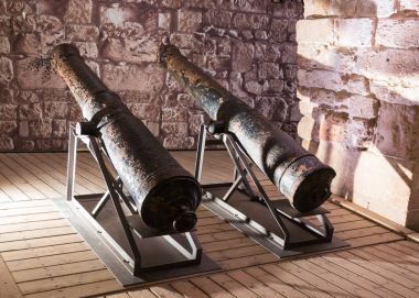 İki silah bir Acre İsrail eski şehir kale kalıntıları koridorlarda yüklü