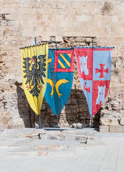 Ιπποτικό σημαίες με εθνόσημα εμφανίζεται στα ερείπια του φρουρίου στην παλιά πόλη της άκρας στο Ισραήλ — Φωτογραφία Αρχείου