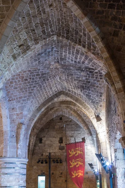 Fragmento de los restos de las paredes de los pasillos interiores en las ruinas de la fortaleza en la antigua ciudad de Acre en Israel — Foto de Stock