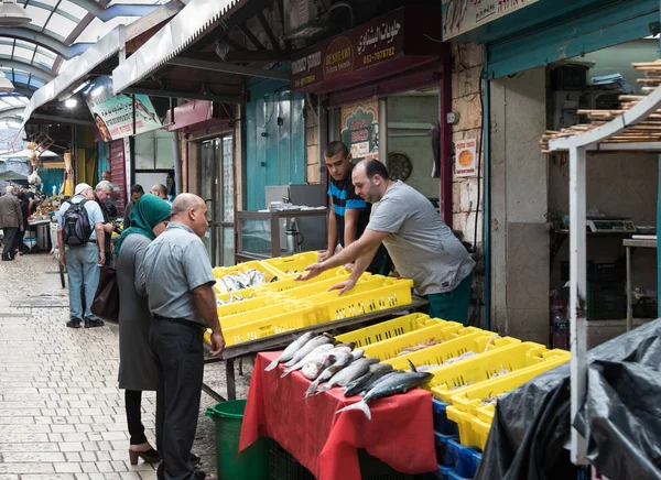 판매자 고객 이스라엘에 에이커의 오래 된 도시에 있는 시장에 신선한 생선을 제공 — 스톡 사진