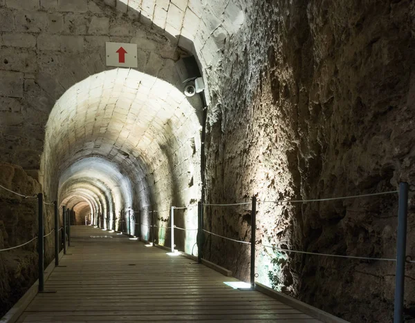 Υπόγεια σήραγγα που χτίστηκε από τους Knights Templar, περνώντας κάτω από το φρούριο στην παλιά πόλη της άκρας στο Ισραήλ — Φωτογραφία Αρχείου