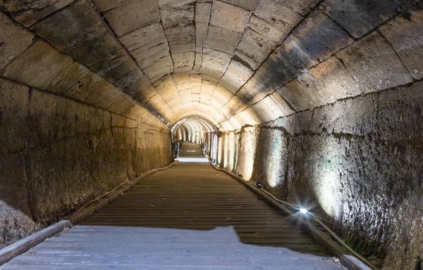 Túnel subterrâneo construído pelos Cavaleiros Templários, passando sob a fortaleza na cidade velha de Acre em Israel — Fotografia de Stock