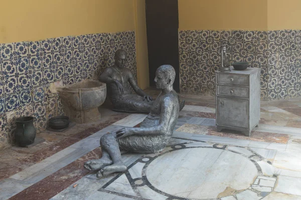 Una exposición escultórica que muestra la vida de finales del siglo XIX en el baño turco - Hammam El Basha en el casco antiguo de Acre en Israel — Foto de Stock