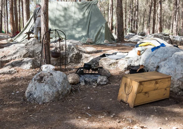 Terra dos Vikings perto da tenda no acampamento de "Viking Village" na floresta perto de Ben Shemen em Israel — Fotografia de Stock