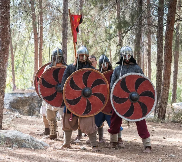Membros da reconstrução anual da vida dos Vikings "Viking Village" demonstram formação de combate na floresta perto de Ben Shemen em Israel — Fotografia de Stock