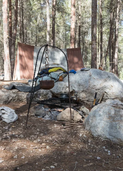イスラエルのベン Shemen の近くの森で「バイキング ビレッジ」のキャンプでは、テントの近くのバイキングの囲炉裏 — ストック写真