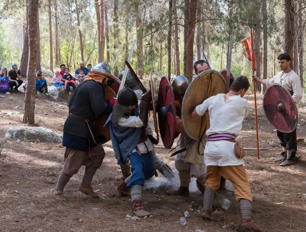 Members of the annual reconstruction of the life of the Vikings - "Viking Village" show the fight in the forest near Ben Shemen in Israel — Stock Photo, Image
