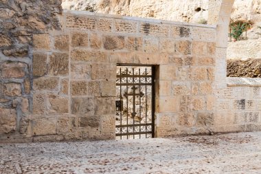 Wadi Kelt Mitzpe Yeriho İsrail yakınındaki St George Hosevit (Mar Jarvis) Manastırı girişinde duvarında dekoratif küçük kapı