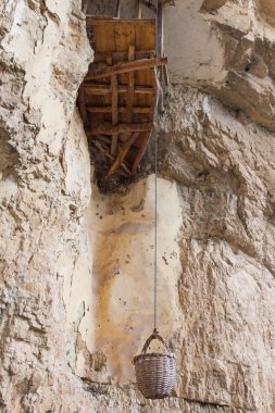 Wadi Kelt Mitzpe Yeriho İsrail yakınındaki St George Hosevit (Mar Jarvis) Manastırı mağaralarda gıda yetiştirmek için keşiş'ın sepeti