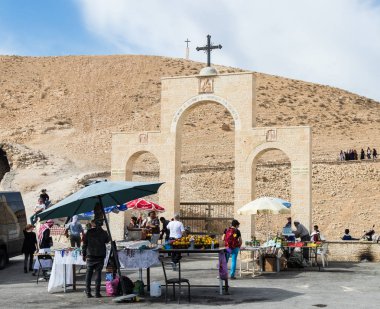 Hediyelik eşya ve tatlılar Wadi Kelt Mitzpe Yeriho İsrail yakınındaki St George Hosevit (Mar Jarvis) Manastırı gate yakınındaki Bedevileri satmak