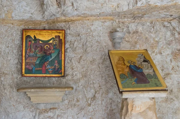 Ikony v buňce v klášteře St. George Hosevit (Mar Jaris) ve vádí Kelt poblíž Micpe Jericho v Izraeli — Stock fotografie