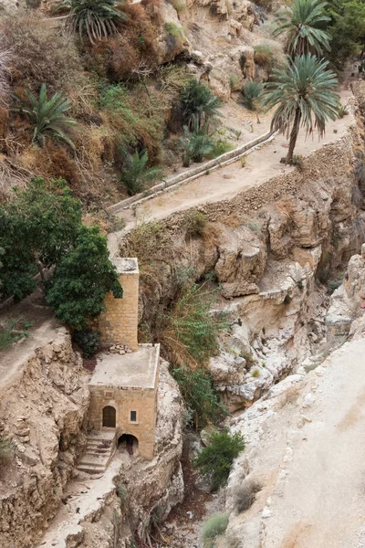 Η αποξηραμένη κοίτη κοντά στο μοναστήρι του Αγίου Γεωργίου Hosevit (Μαρ Jaris) στο Wadi Kelt κοντά στο Μίτζπε Yeriho στο Ισραήλ — Φωτογραφία Αρχείου