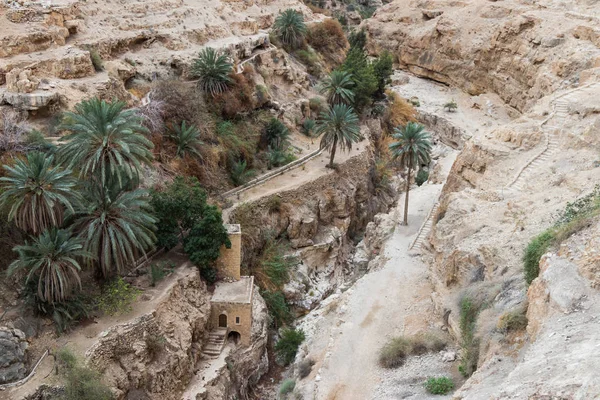 Il letto del fiume essiccato vicino al monastero di San Giorgio Hosevit (Mar Jaris) a Wadi Kelt vicino a Mitzpe Yeriho in Israele — Foto Stock