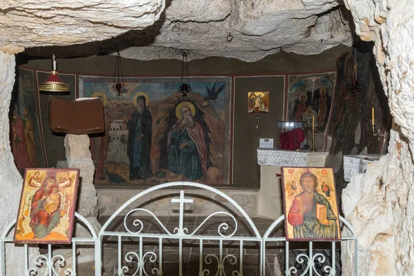 Интерьер монастыря Святого Георгия Хосевита (Mar Jaris) в Вади-Келт возле Мицпе-Ерихо в Израиле — стоковое фото