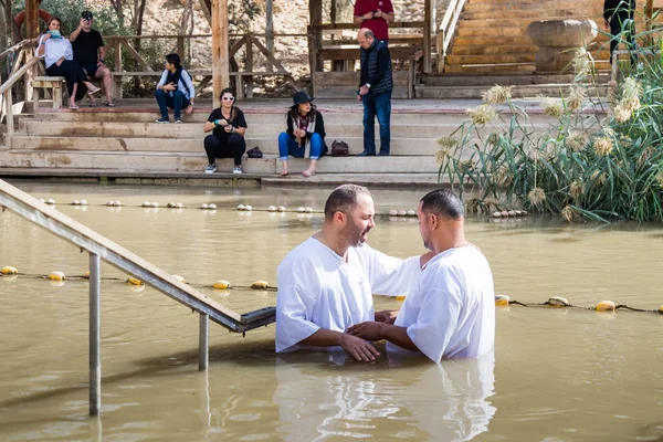Dos peregrinos hacen un juramento durante la ceremonia de bautismo en el Sitio Bautismal de Jesucristo - Qasr el Yahud en Israel — Foto de Stock