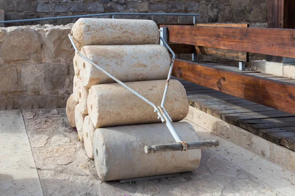 Rodillos para comprimir yeso en techos y suelos del período helenístico en el Museo del Buen Samaritano cerca de Kfar Adumim en Israel — Foto de Stock