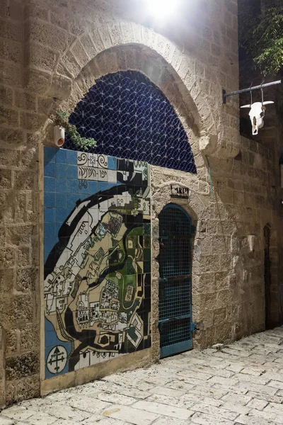 Mapa decorativo de la antigua ciudad de Yafo en la pared de la casa en la ciudad vieja Yafo en Tel Aviv-Yafo en Israel — Foto de Stock