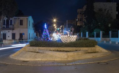 Noel ağacı ve Chanukah Menorah Unesco hoşgörü ve barış Haifa İsrail Bahai bahçede önünde kare olarak ayarlayın