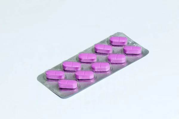 Opakowanie 10 tabletek podłużne różowy, na białym tle na białym tle — Zdjęcie stockowe