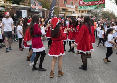 Noel Baba eğlendirmek gibi katılımcı ve ziyaretçi yıllık yarış 'Noel Çalıştır