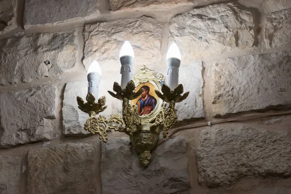 Декоративні свічки з піктограмою висить на стіні в Греко-Католицької Церкви в Mi'ilya в Ізраїлі — стокове фото