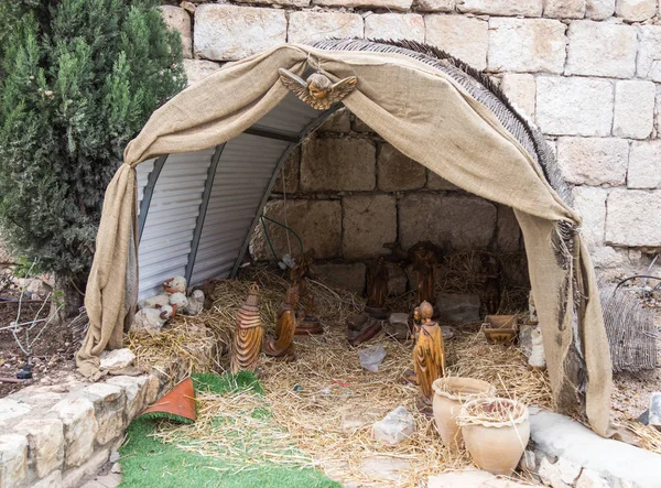 Рождественская сцена из кукол возле Греко-Католической церкви в Миилии в Израиле — стоковое фото