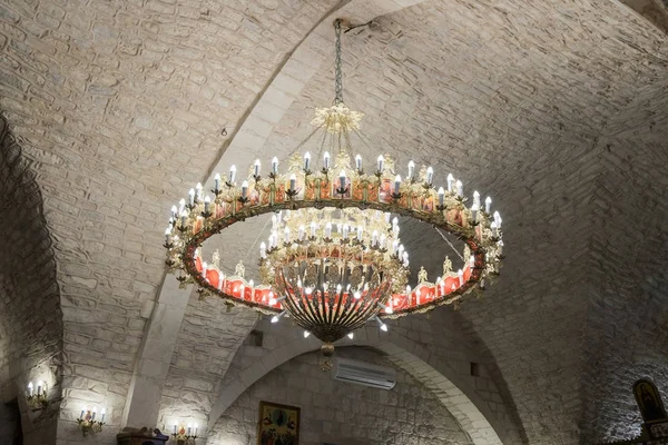 Lustre decorado decorativamente na Igreja Católica Grega em Mi 'ilya em Israel — Fotografia de Stock