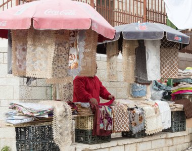 Satıcı Nazareth eski şehir İsrail Doğu pazarda Hatıra Eşyası satan