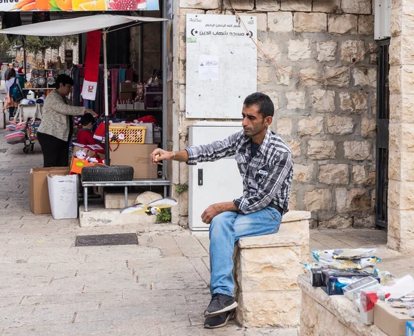 Vendedor ambulante vende juguetes infantiles en la vieja ciudad de Nazaret en Israel — Foto de Stock