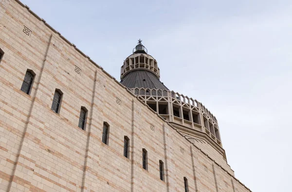 Fragmento da fachada da Basílica da Anunciação na antiga cidade de Nazaré em Israel — Fotografia de Stock