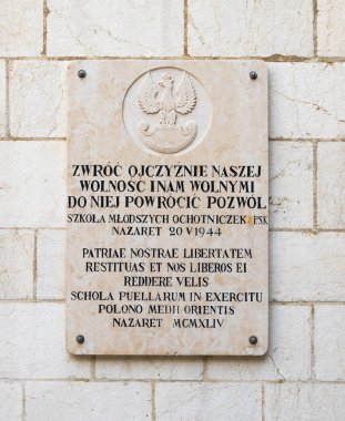 Memorial granit kurulu Lehçe ve Latince yazıtlar St Joseph's Kilisesi duvar eski şehir Nazareth İsrail ile
