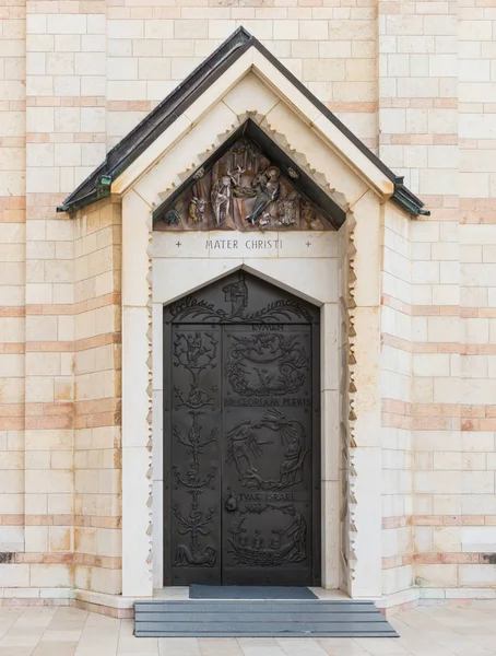 Puerta decorativamente decorada en la pared lateral de la iglesia de la Basílica de la Anunciación en la antigua ciudad de Nazaret en Israel — Foto de Stock
