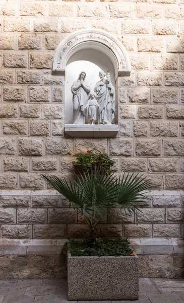 Scultura in una nicchia nel muro della Chiesa di San Giuseppe nella città vecchia di Nazaret in Israele — Foto Stock