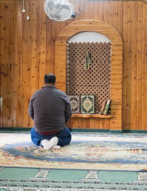 White cami - Al-Abiad eski şehir Nazareth İsrail mümin bir Müslüman dua ediyor