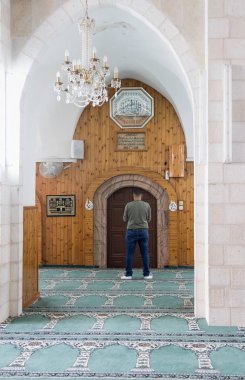 White cami - Al-Abiad eski şehir Nazareth İsrail mümin bir Müslüman dua ediyor