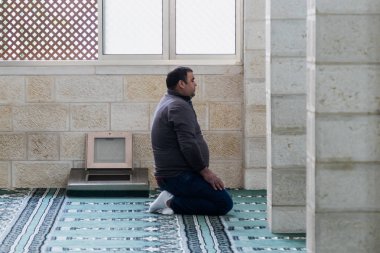 White cami - Al-Abiad eski şehir Nazareth İsrail mümin bir Müslüman dua ediyor