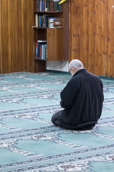 White cami - Al-Abiad eski şehir Nazareth İsrail mümin bir Müslüman dua ediyor — Stok fotoğraf
