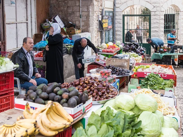 신선한 야채와 이스라엘의 오래 된 도시 나사 렛에서 동부 시장에서 과일을 판매 하는 판매자 — 스톡 사진
