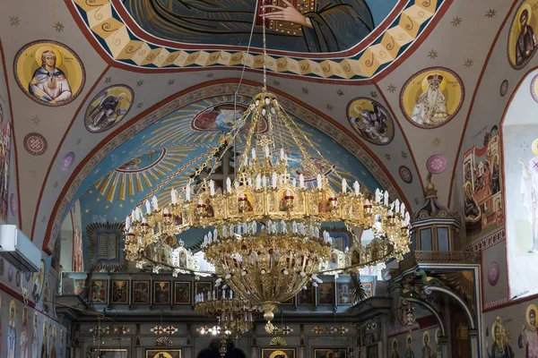 Gran lámpara decorativa en el Metropolita ortodoxo griego de Nazaret en la antigua ciudad de Nazaret en Israel — Foto de Stock