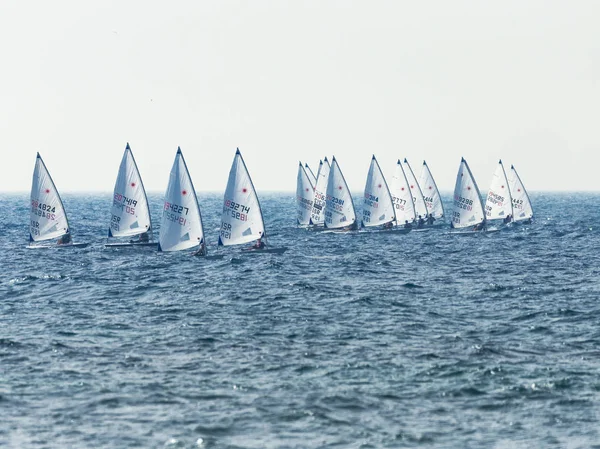 Un grupo de deportistas en pequeños yates de vela trenes en el mar Mediterráneo cerca de la costa de Nahariyya en Israel — Foto de Stock