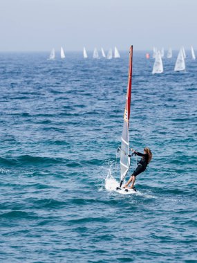 Siyah bir eşofman Rüzgar Sörfü Nahariya, İsrail için Akdeniz'de egzersiz genç atlet